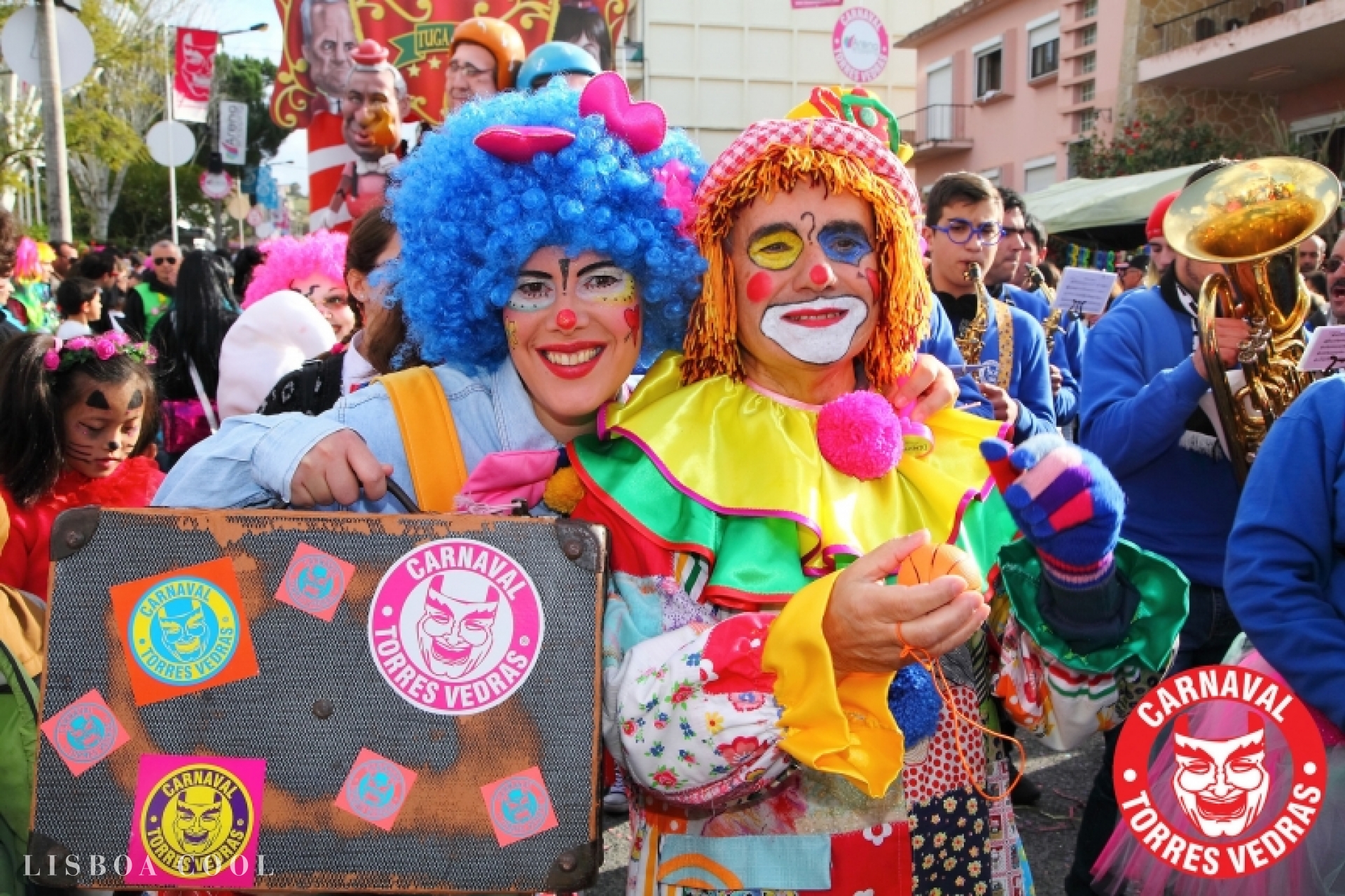 Carnaval de Torres Vedras com pessoas vestidas em trajes coloridos e máscaras tradicionais