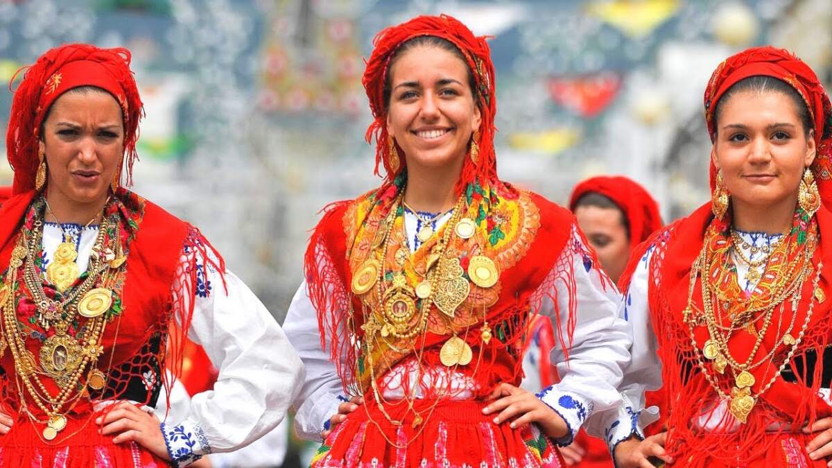 Trajes tradicionais portugueses coloridos usados em festivais e celebrações