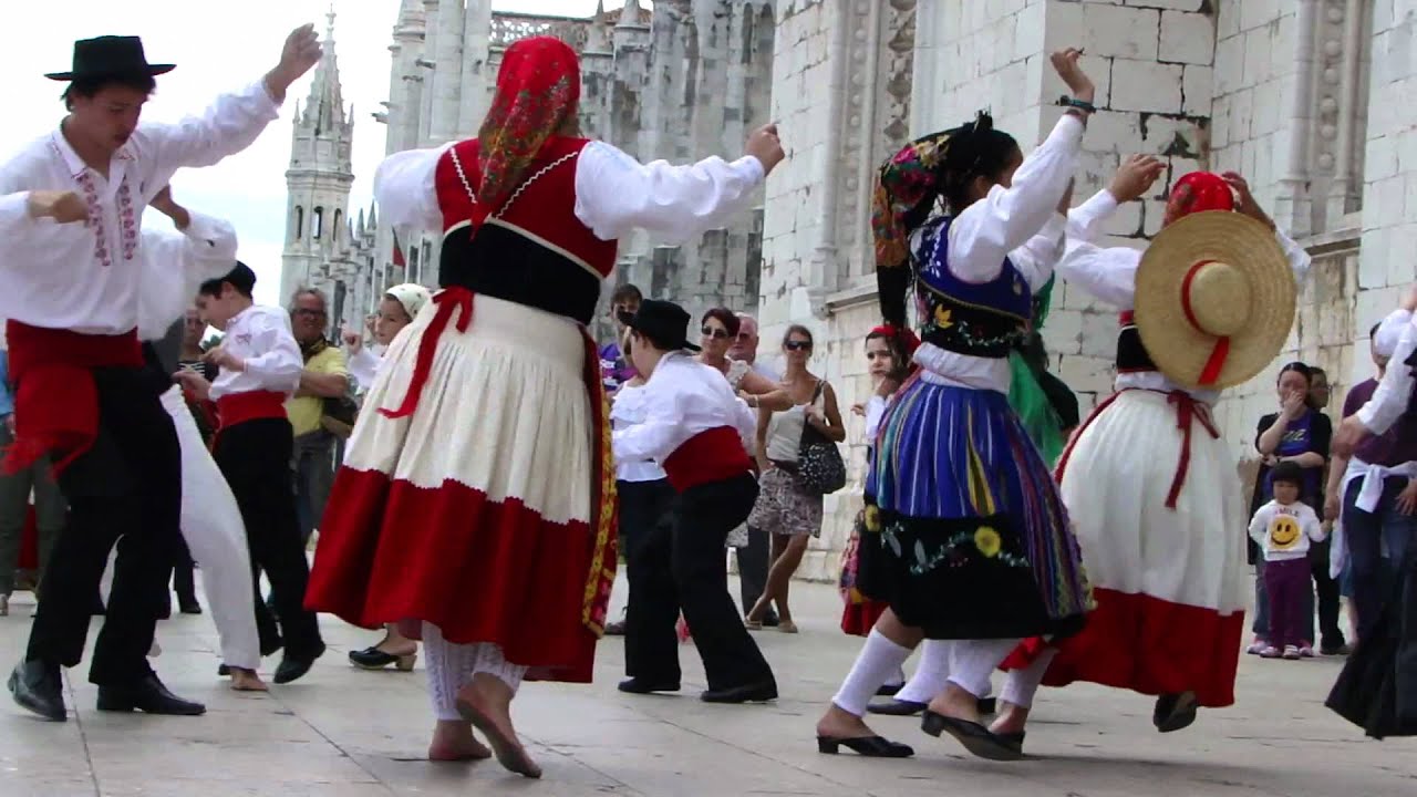 Festival tradicional português com danças folclóricas e música ao vivo